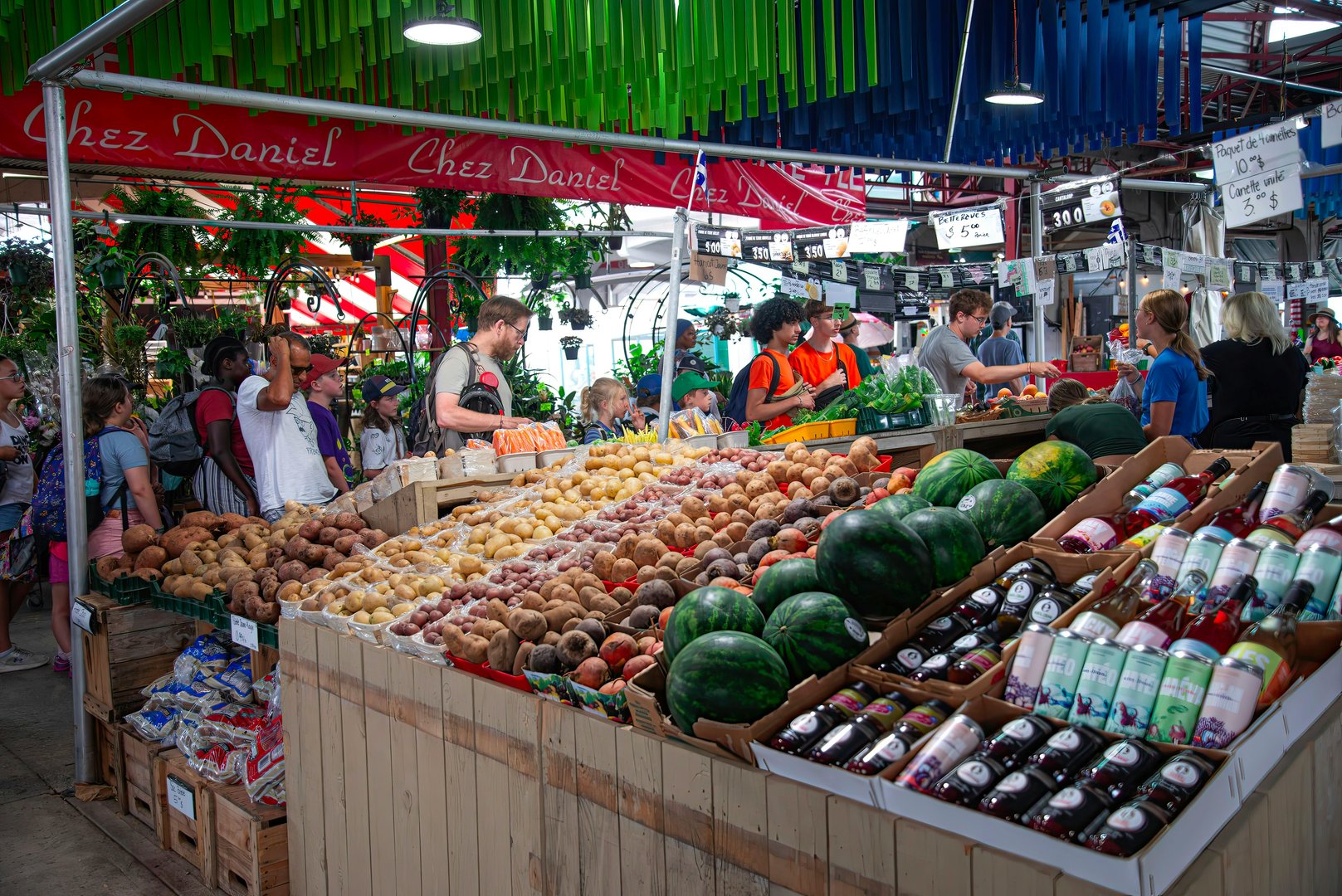 Fruits et légumes frais présentés à un étal extérieur du marché By, à Ottawa